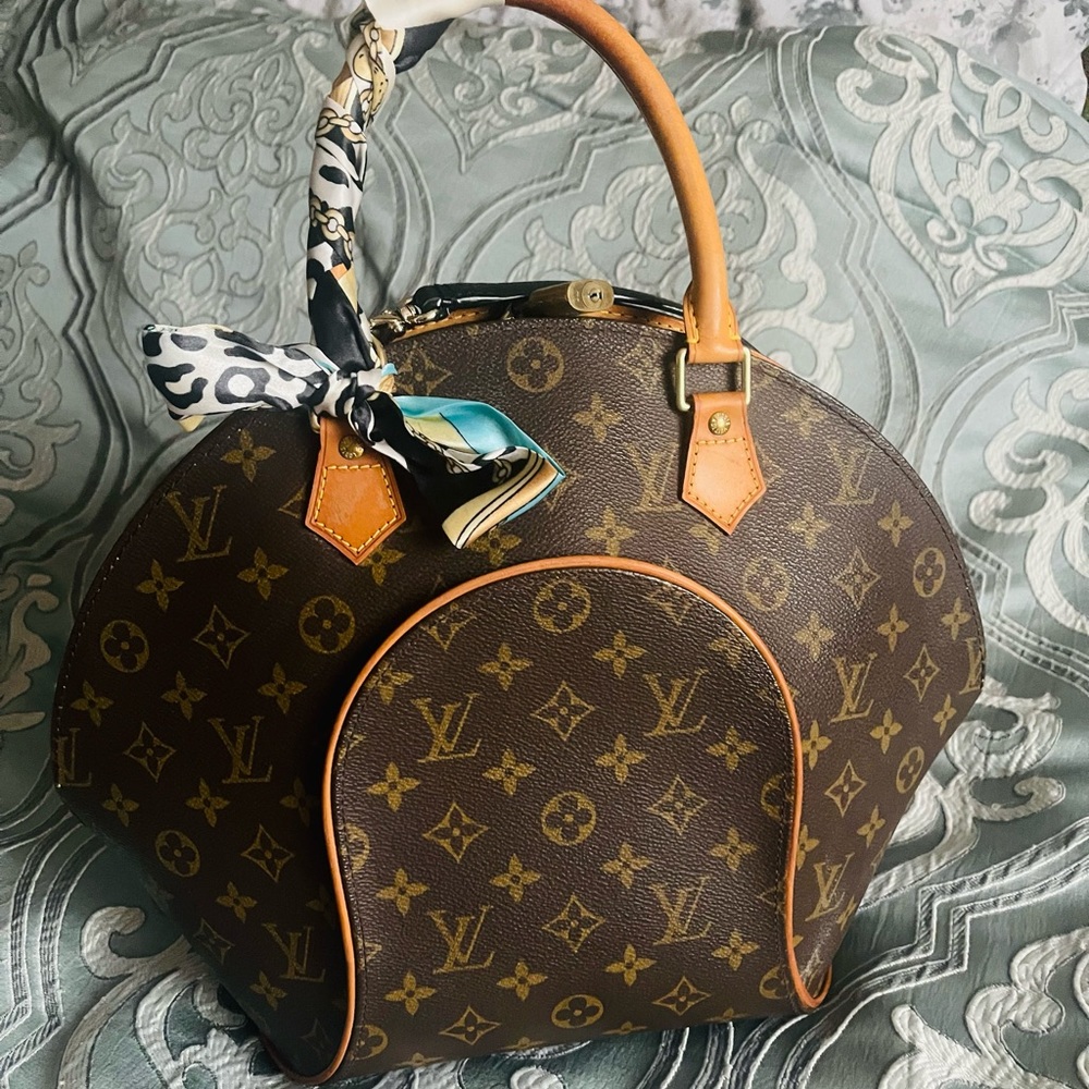 Authentic Louis Vuitton Monogram Ellipse MM size
